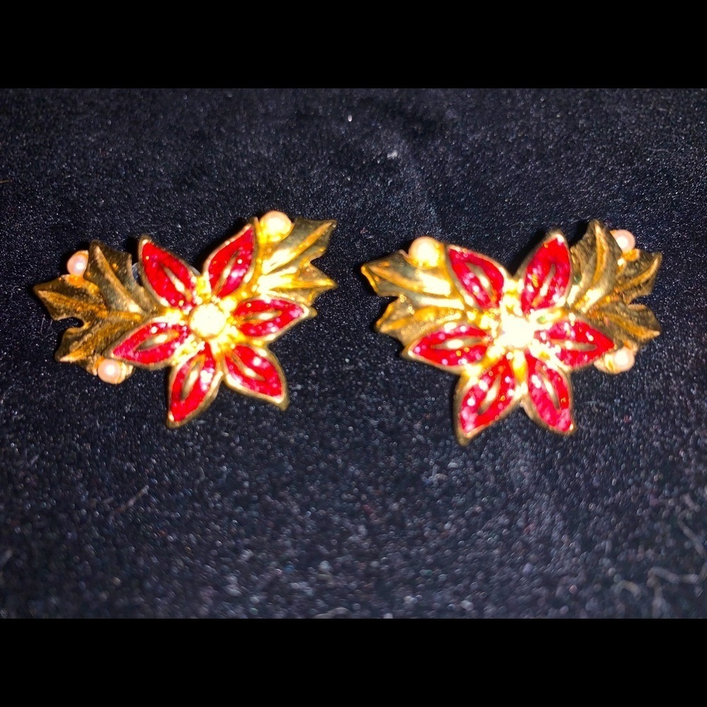 Pretty Poinsettia Pierced earrings - vintage